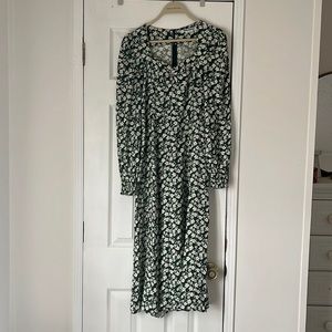 This is a beautiful Reformation midi dress, only worn twice. Looks beautiful on!